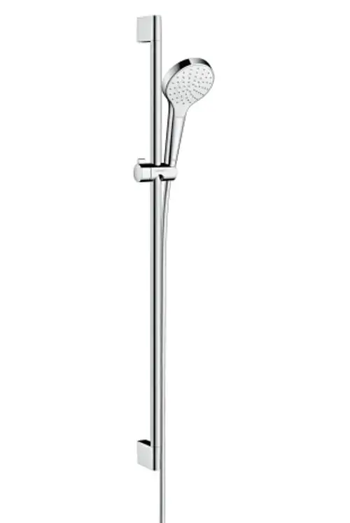 Hansgrohe Duschset mit Handbrause, montiert an einer vertikalen Halterung. Die Oberflächen sind in Chrom und Weiß gehalten, mit einem flexiblen Schlauch.